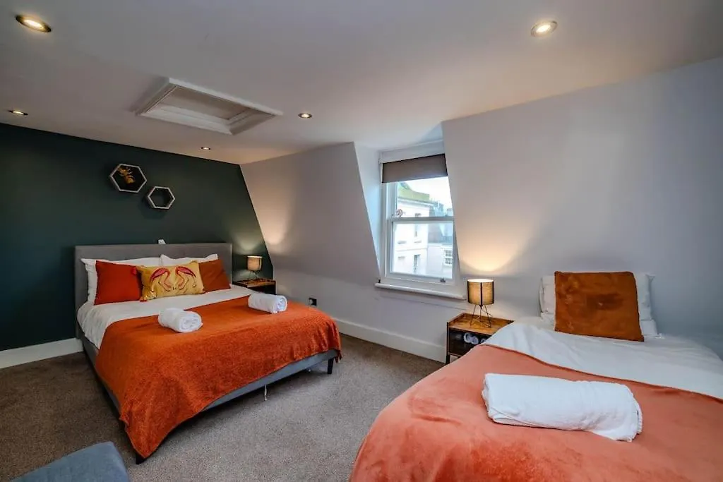 Super Central Three Bedroom Flat I Next To Brighton Beach I Sleep 9 Guests