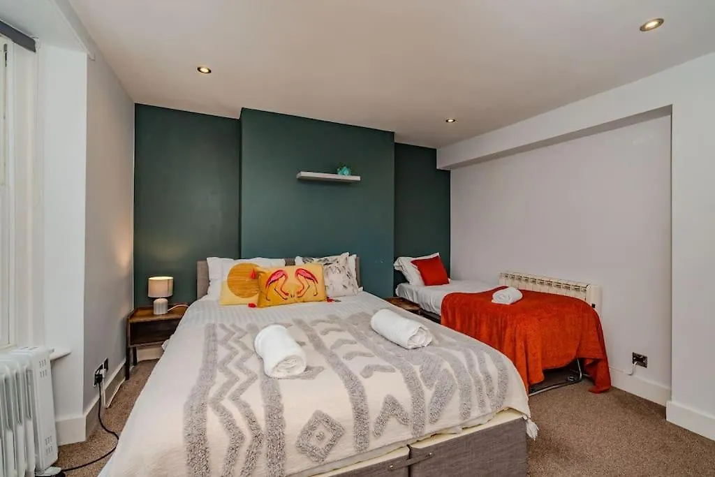 Super Central Three Bedroom Flat I Next To Brighton Beach I Sleep 9 Guests
