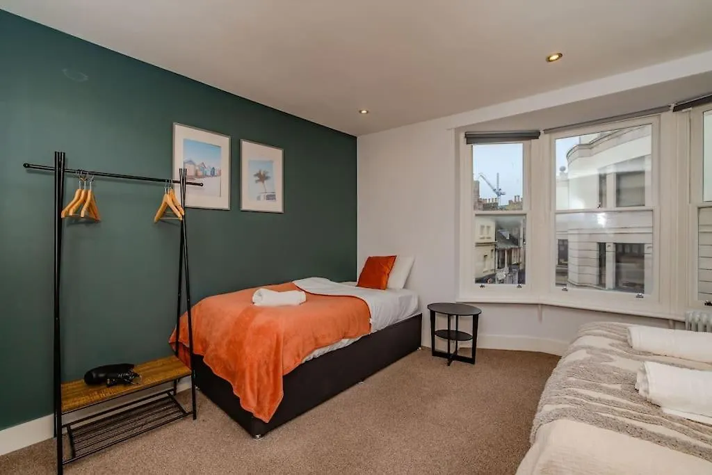 Super Central Three Bedroom Flat I Next To Brighton Beach I Sleep 9 Guests 0*,  Reino Unido