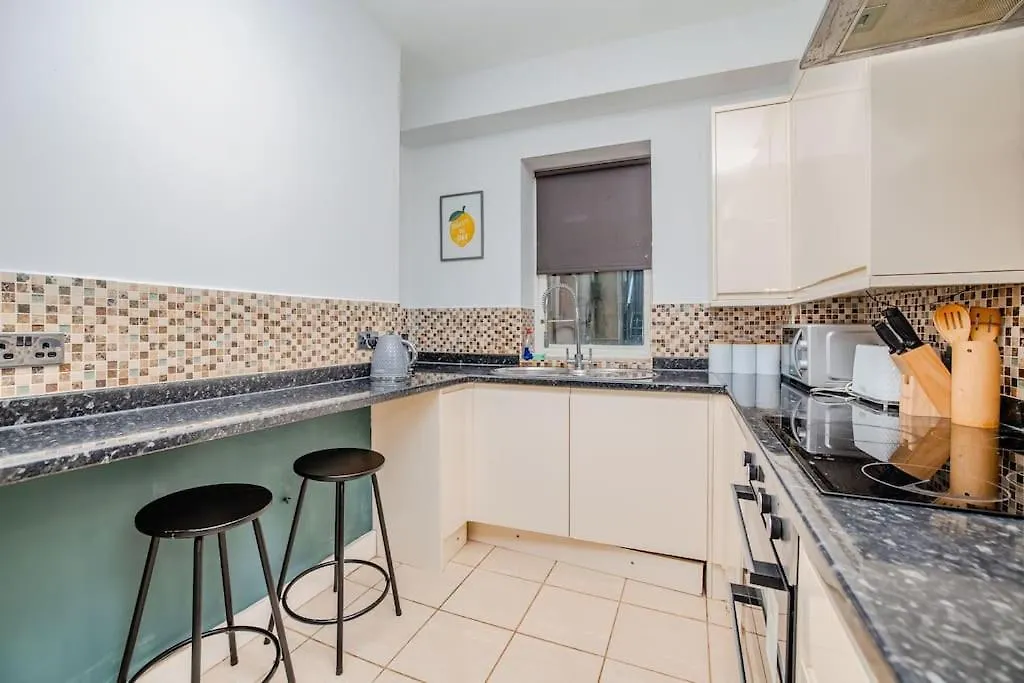 Super Central Three Bedroom Flat I Next To Brighton Beach I Sleep 9 Guests 0*,  Reino Unido