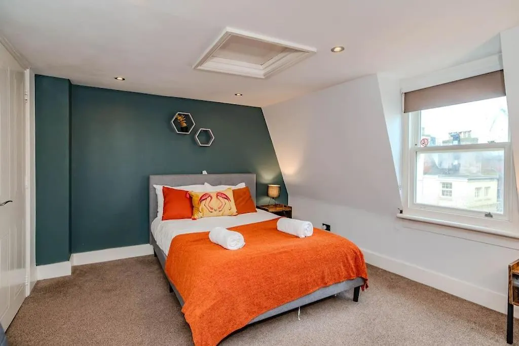 Super Central Three Bedroom Flat I Next To Brighton Beach I Sleep 9 Guests